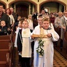 Dzieci wniosły do kościoła duży drewniany różaniec.