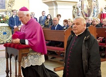 Przed Mszą św. bp Ignacy wraz z ks. Jackiem Biernackim, proboszczem parafii, modlili się za wstawiennictwem św. Jana Pawła II.