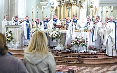 Przy ołtarzu zgromadzili się księża ze wszystkich parafii z dekanatu.
