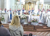 Przy ołtarzu zgromadzili się księża ze wszystkich parafii z dekanatu.