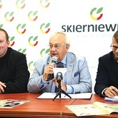 Od lewej: ks. Sebastian Antosik, prowadzący konferencję Krzysztof Miklas i Michał Bondyra.