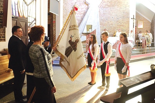 Przekazanie sztandaru uczniom przez dyrekcję szkoły.