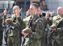 ▲	Nowi żołnierze służą w batalionie lekkiej piechoty w Gliwicach.