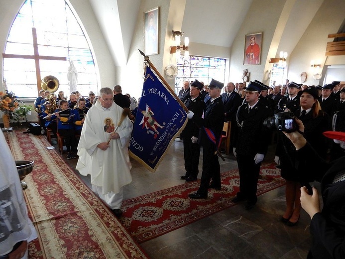 Poświęcenia sztandaru dokonał ks. kan. Andrzej Zakrzewski