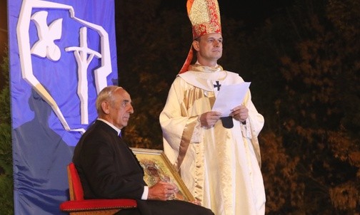 Stacja przypominająca postacie św. Jana Pawła II i kard. Stefana Wyszyńskiego...