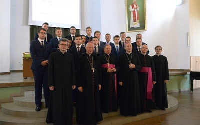 Pamiątkowa fotografia alumnów I roku z księżmi biskupami i częścią zarządu WSD