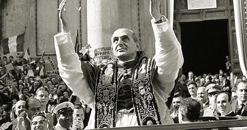 Paweł VI pozdrawia wiernych w Genzano k. Castel Gandolfo,  8 września 1963 r.