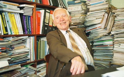Józef Rotblat w swoim biurze w Londynie.