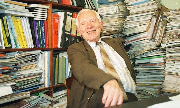 Józef Rotblat w swoim biurze w Londynie.