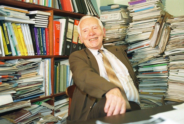 Józef Rotblat w swoim biurze w Londynie.