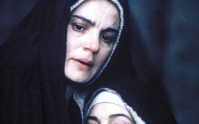Maria (Maia Morgenstern) i Maria Magdalena (Monica Bellucci) w „Pasji” Mela Gibsona.