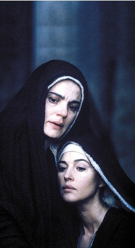 Maria (Maia Morgenstern) i Maria Magdalena (Monica Bellucci) w „Pasji” Mela Gibsona.