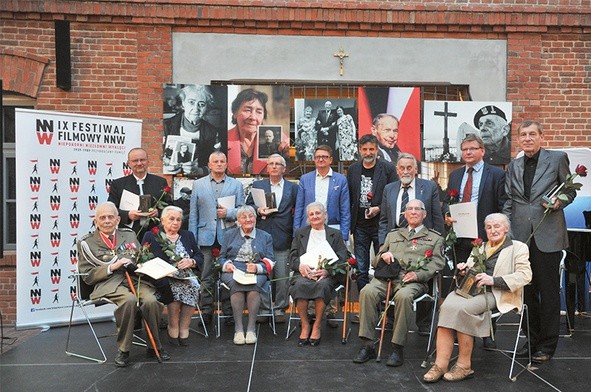 Laureaci podczas gali Retrospektywy Festiwalu Filmowego NNW.