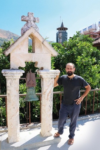 O. Paolo Pugliese  przy dzwonnicy  domu kapucynów.  W tle minaret.