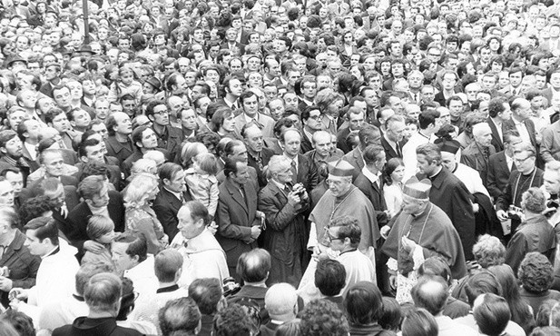 Kardynał Karol Wojtyła podczas pielgrzymki mężczyzn do Piekar Śląskich – maj 1975 r. Zdjęcie operacyjne SB