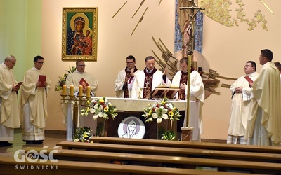 Neoprezbiterzy przy seminaryjnym ołtarzu z bp. Adamem Bałabuchem.