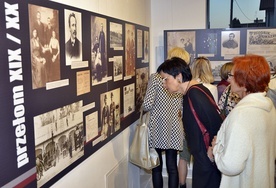 Na wystawie zgromadzono ponad 130 fotografii pochodzących z albumów wielu płońskich rodzin