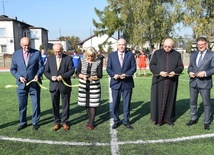 Wstęgę symbolizującą otwarcie boiska przecięli m.in. starosta zgierski Bogdan Jarota, dyrektor szkoły Elżbieta Kołodziej i dziekan głowieński ks. Stanisław Banach