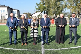 Wstęgę symbolizującą otwarcie boiska przecięli m.in. starosta zgierski Bogdan Jarota, dyrektor szkoły Elżbieta Kołodziej i dziekan głowieński ks. Stanisław Banach