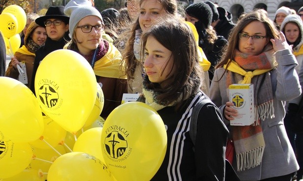 Obchodom Dnia Papieskiego towarzyszy zbiórka na fundusz stypendialny dla młodzieży