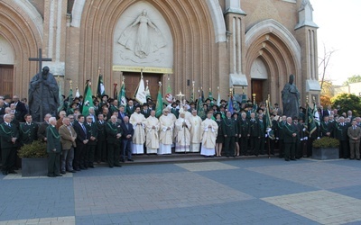 Bp Henryk Tomasik i księża kapelani z uczestnikami Eucharystii przed radomską katedrą