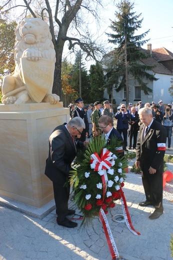 Uroczystość odsłonięcia pomnika niepodległości w Żmigrodzie