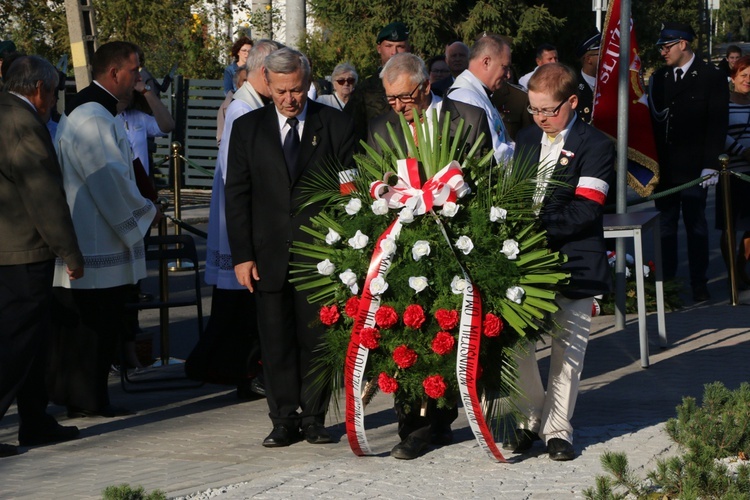 Uroczystość odsłonięcia pomnika niepodległości w Żmigrodzie