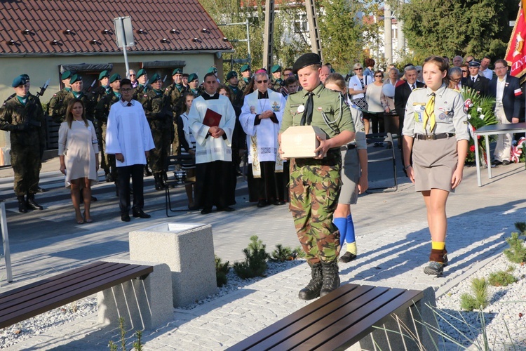 Uroczystość odsłonięcia pomnika niepodległości w Żmigrodzie