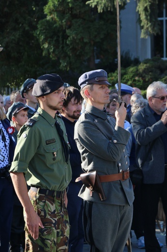 Uroczystość odsłonięcia pomnika niepodległości w Żmigrodzie