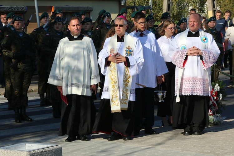 Uroczystość odsłonięcia pomnika niepodległości w Żmigrodzie