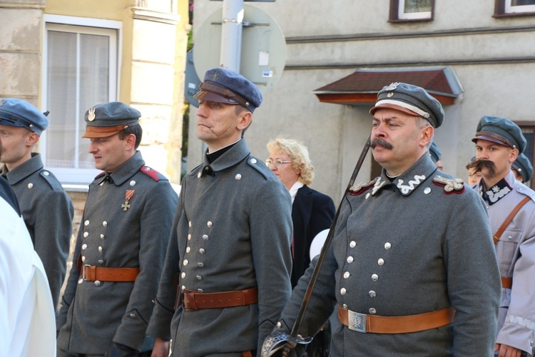 Uroczystość odsłonięcia pomnika niepodległości w Żmigrodzie