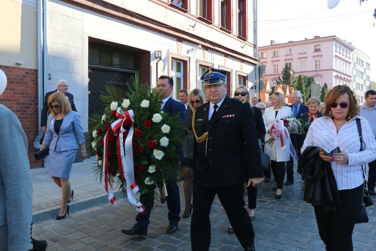 Uroczystość odsłonięcia pomnika niepodległości w Żmigrodzie