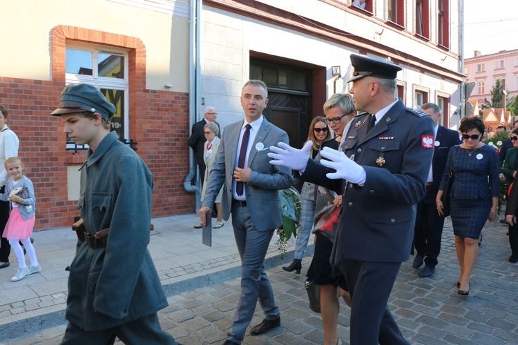 Uroczystość odsłonięcia pomnika niepodległości w Żmigrodzie