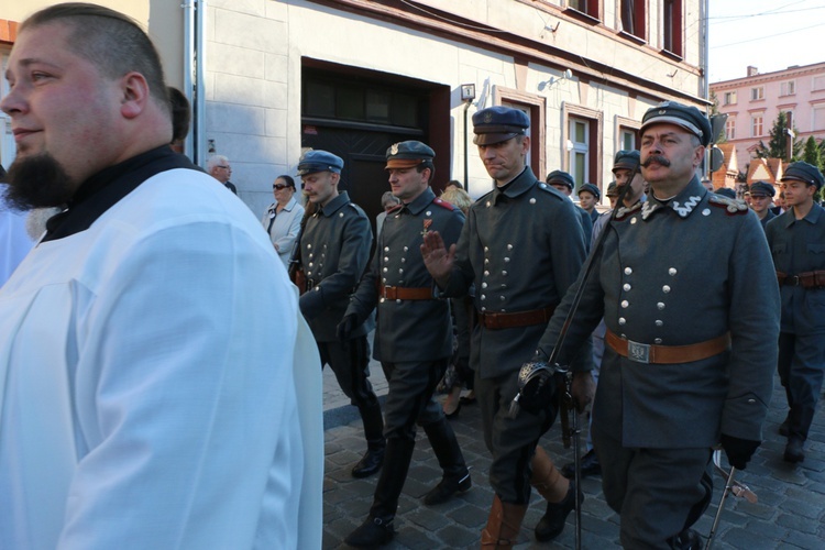 Uroczystość odsłonięcia pomnika niepodległości w Żmigrodzie