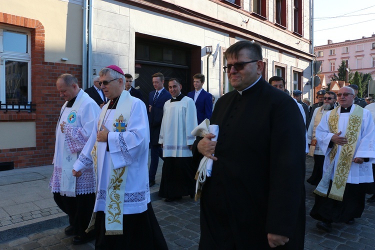 Uroczystość odsłonięcia pomnika niepodległości w Żmigrodzie