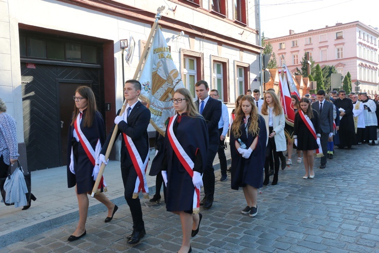 Uroczystość odsłonięcia pomnika niepodległości w Żmigrodzie