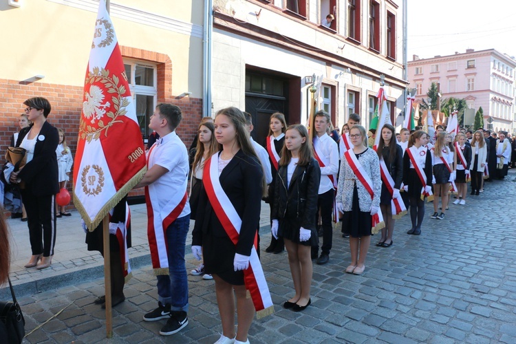 Uroczystość odsłonięcia pomnika niepodległości w Żmigrodzie