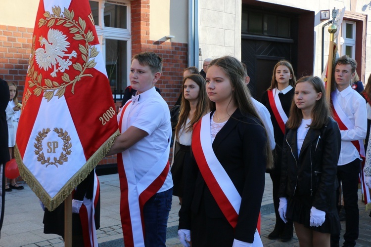 Uroczystość odsłonięcia pomnika niepodległości w Żmigrodzie