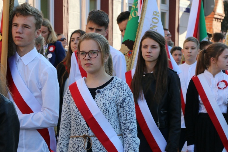 Uroczystość odsłonięcia pomnika niepodległości w Żmigrodzie