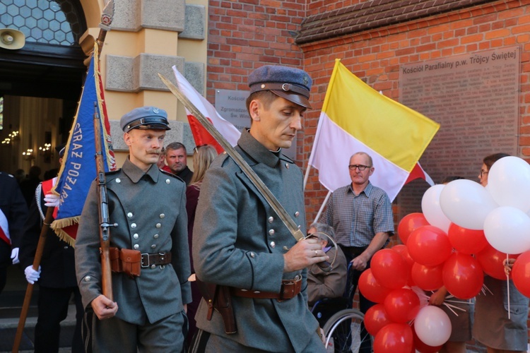 Uroczystość odsłonięcia pomnika niepodległości w Żmigrodzie