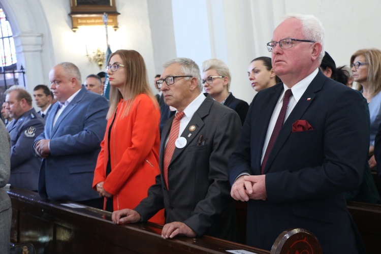 Uroczystość odsłonięcia pomnika niepodległości w Żmigrodzie