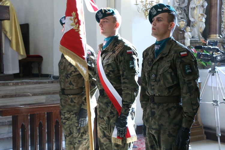 Uroczystość odsłonięcia pomnika niepodległości w Żmigrodzie