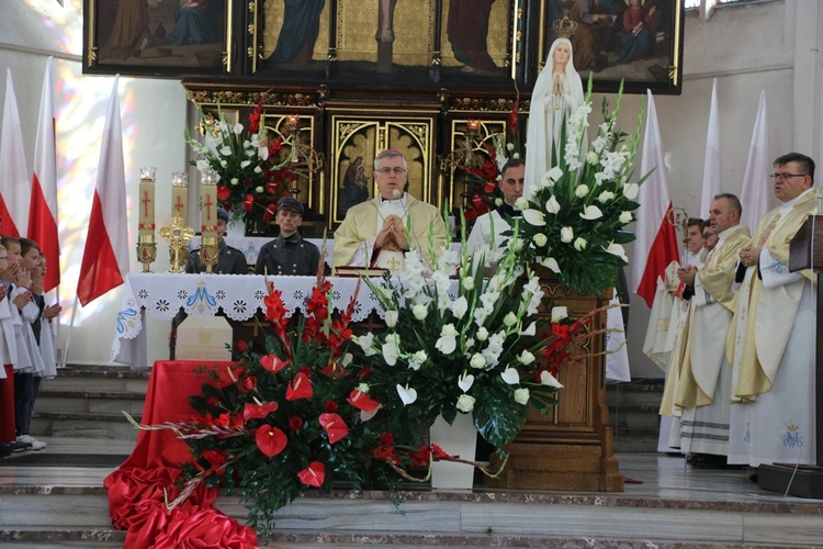 Uroczystość odsłonięcia pomnika niepodległości w Żmigrodzie