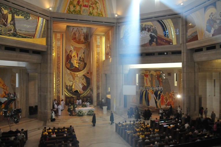 XVIII Dzień Papieski - Msza św. dla stypendystów Fundacji Dzieło Nowego Tysiąclecia