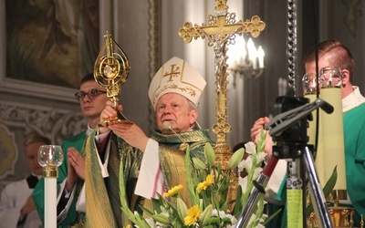 Na zakończenie Mszy św. bp Henryk Tomasik pobłogosławił obecnych relikwiami św. Jana Pawła II