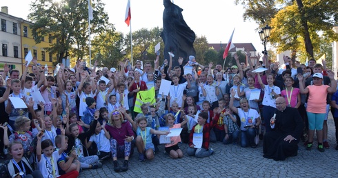 W tym roku w Łowiczu dla św. Jana Pawła II pobiegło blisko 300 osób.