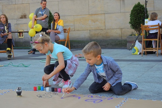 Papiescy stypendyści na bielskim pl. Chrobrego