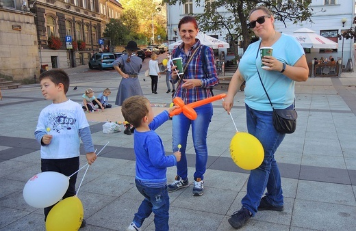 Papiescy stypendyści na bielskim pl. Chrobrego