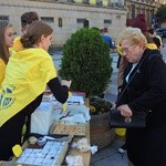 Papiescy stypendyści na bielskim pl. Chrobrego