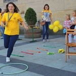 Papiescy stypendyści na bielskim pl. Chrobrego